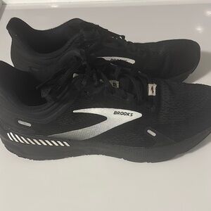 Brooks Black Athletic Shoes Sleek Design